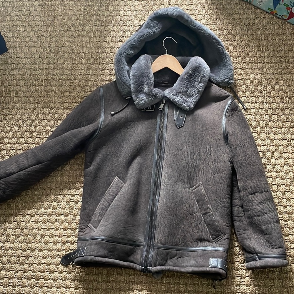 Beautiful brand new overland extremely warm shearling jacket.. mens small